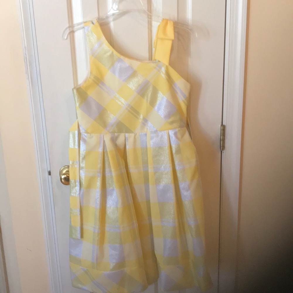 Yellow flower - Picture 2 of 2
